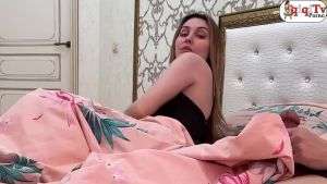 Annem sikimden rahatsız olunca indirmeden duramadı Türkçe altyazılı porno